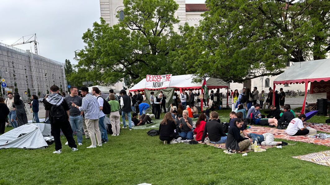 Das Pro-Palästina-Camp in München wirkt wie ein Picknick-Treffen.