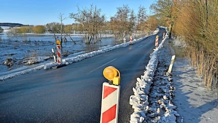 Bei Hochwasser und nach Starkregen muss die Landesstraße 55 im Bereich der Senke Borngraben zwischen Bad Malente und Sieversdorf regelmäßig mit Sandsäcken gegen Überflutung gesichert werden.