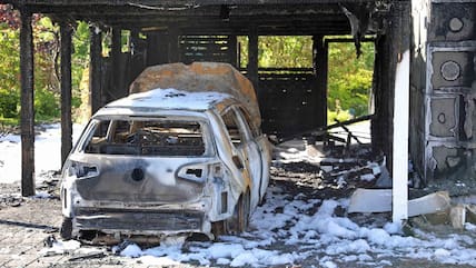 Das Feuer ging vom Auto aus. Ein Brandursachenermittler muss nun klären, ob es ein technischer Defekt oder Brandstiftung war.