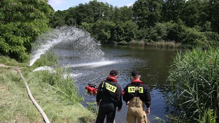 Feuerwehrleute pumpen im Sommer 2023 Sauerstoff in den Gleiwitzer Kanal, um das Algenwachstum zu verhindern. In den vergangenen Tagen wurden aus dem Kanal, der zur Oder führt, erneut viele tote Fische gefunden (Archiv).