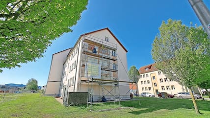 Derzeit wird die Verpackung von dem Wandbild "Werktätige Menschen" - geschaffen 1955 von Tom Beyer - entfernt. Statt an der Reiferbahn hat es nun im Großen Diebsteig Platz gefunden.