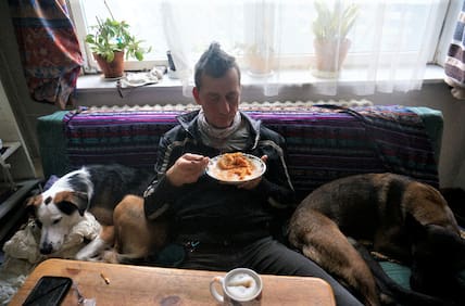 Das Foto zeigt nach Angaben des Landeskriminalamtes Niedersachsen mutmaßlich Burkhard Garweg zwischen zwei Hunden auf dem Sofa sitzend und essend.