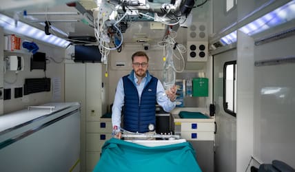 Emil Kendziorra, Geschäftsführer des Berliner Start-ups Tomorrow Biostasis, steht in einem umgebauten Krankenwagen.