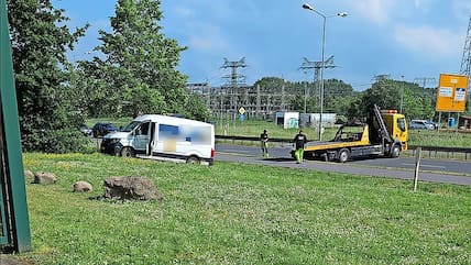 Der Transporter, mit dem die Diebe die Beute abtransportieren wollten, wird geborgen.