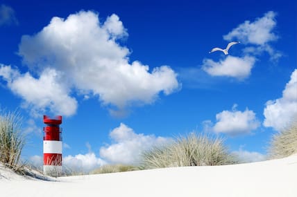 Am Strand auf der Badedüne vor Helgoland ist der Sand pudrig und weiß.