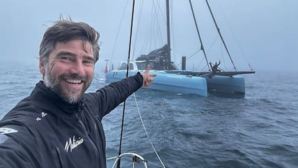 Selfie mit Sieger: Boris Herrmann erreichte das Ziel der Transat CIC vor New York als Zweitplatzierter hinter dem Franzosen Yoann Richomme.