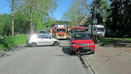 Bei einem Unfall auf der B202 in Bellin am Selenter See sind am Sonntagnachmittag zwei Personen verletzt worden.