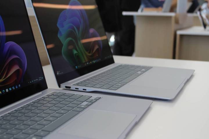 The two sizes of the Galaxy Book4 Edge on a table next to each other.
