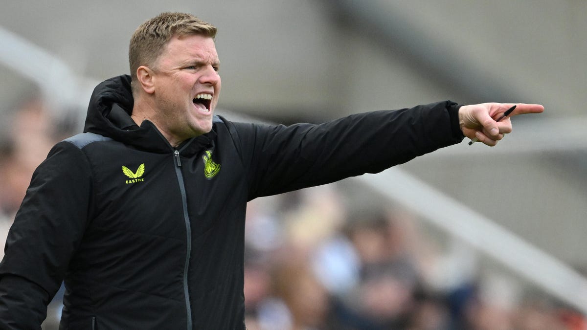 Newcastle United head coach Eddie Howe shouting, pointing.