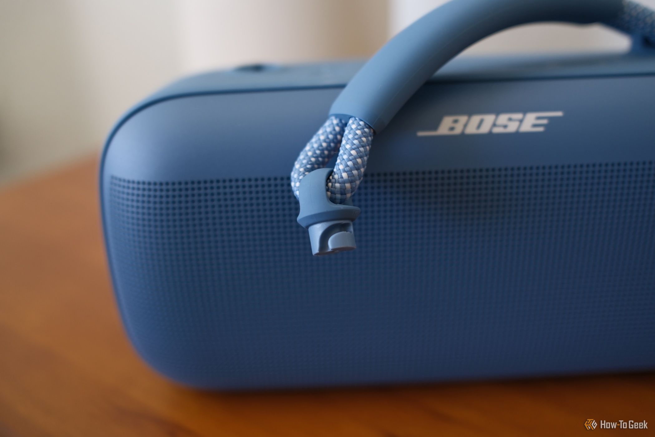 Rope handle of the Bose SoundLink Max detatched