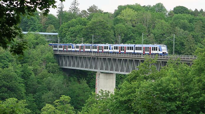 Seit 2020 sind auf der Brücke neue Dieseltriebwagen ins Oberland unterwegs.