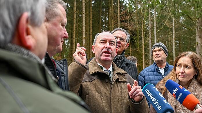 Hubert Aiwanger (Freie Wähler) spricht am geplanten Standort einer Windkraftanlage.