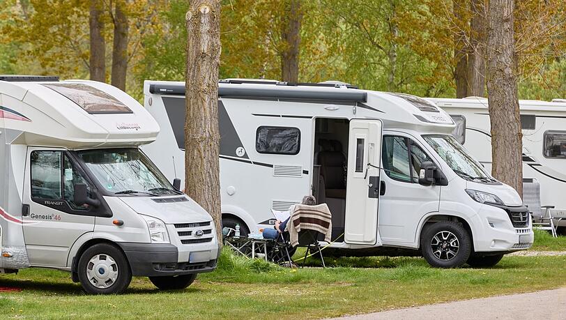 Wohnmobile stehen auf einem Wohnwagen-Platz in Scharbeutz. In Deutschland gibt es immer mehr Wohnmobile.