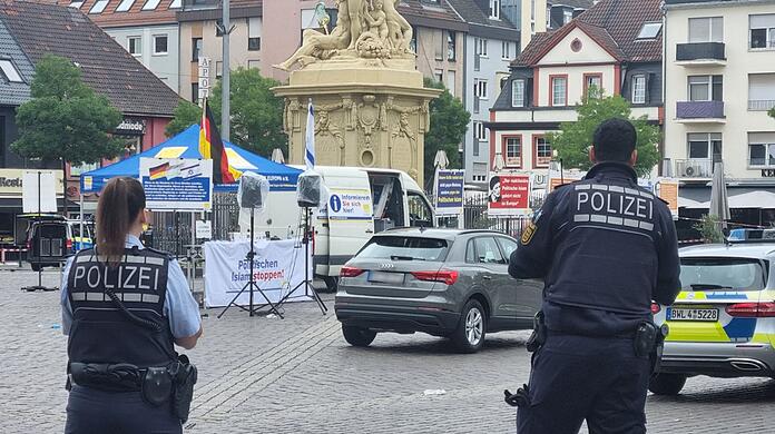 Einsatzkräfte der Polizei sind auf dem Mannheimer Marktplatz im Einsatz.