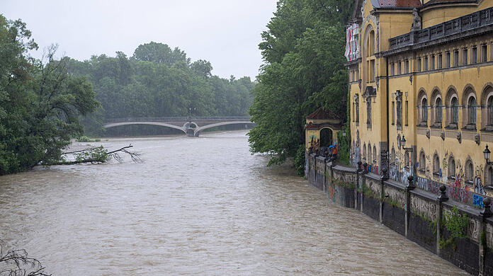 Voll bis zu Oberkante, aber trotzdem kein Problem? Die Isar am Müllerschen Volksbad beim Hochwasser am 1.6.2024.