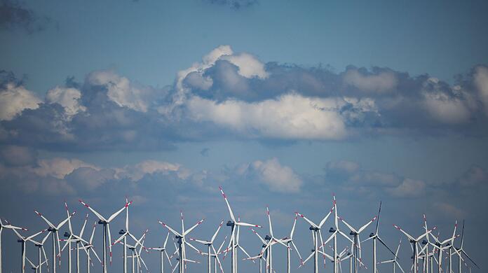 Windräder sich in einem Windpark an der Nordsee bei Bordelum.