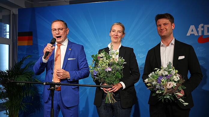 Die beiden AfD-Chefs Tino Chrupalla und Alice Weidel feiern das Ergebnis der Europawahl zusammen mit AfD-Kandidat René Aust in der AfD-Parteizentrale in Berlin.