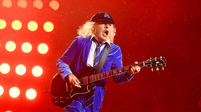 So kennen und lieben ihn die Fans: Angus Young in Aktion.