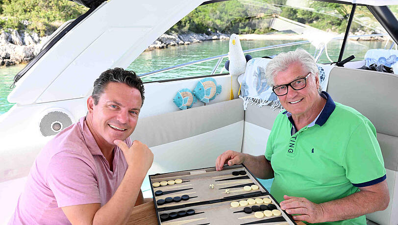 Spielekumpels: Stefan Mross und Michael Hartl beim Backgammon