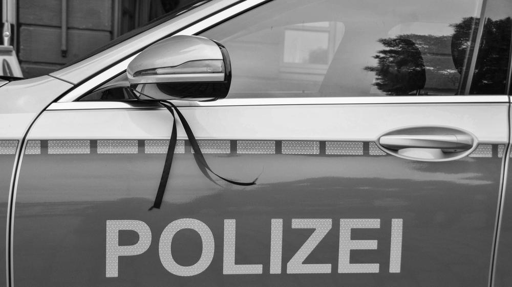 Ein schwarzes Band ist als Trauerflor an einem PKW der Polizei angebracht. Ab sofort und bis zum Tag der Beisetzung des 29-Jährigen soll an allen Streifenwagen der Polizei Baden-Württemberg Trauerflor angebracht werden, wie das Innenministerium in Stuttgart mitteilte.