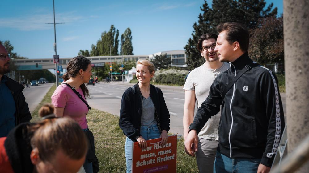 Linke im Osten: Ines Schwerdtner beim Plakatieren in Berlin-Marzahn