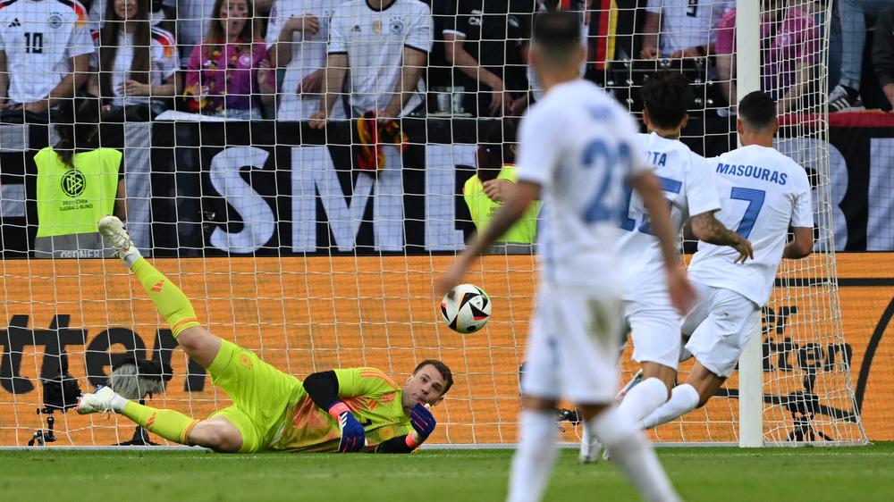 Fußballnationalmannschaft: Griechenlands Giorgos Masouras (rechts) erzielt beim letzten EM-Testspiel gegen Deutschlands Torhüter Manuel Neuer das 0:1.