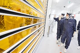 Yoon visits ASML headquarters Yoon visits ASML headquarters South Korean President Yoon Suk Yeol front, wearing an anti-dust garment, waves to workers as he tours a cleanroom manufacturing facility at the headquarters of Dutch semiconductor equipment maker ASML in Veldhoven, Netherlands, on Dec. 12, 2023. Pool photo Yonhap/2023-12-13 06:57:14/ 1980-2023 YONHAPNEWS AGENCY. . EDITORIAL USE ONLY PUBLICATIONxNOTxINxKOR Copyright: xx PYH2023121301330031500 YonhapxNewsx yonphotos226181 ASML Bliz