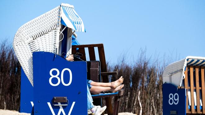 Buchungslage: Strandkörbe stehen am Strand von Döse.