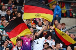 03.06.2024, Bayern, Nürnberg: Fußball: Länderspiele, Deutschland - Ukraine, Max-Morlock-Stadion, Fans der deutschen Nationalmannschaft feiern vor dem Spiel. Foto: Daniel Karmann/dpa +++ dpa-Bildfunk +++