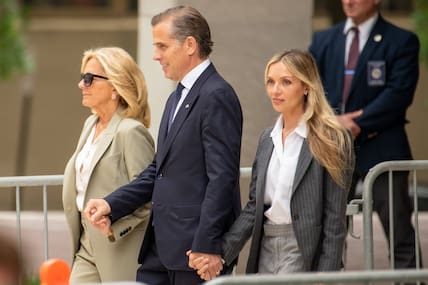 Kein Kommentar zu den Medien:  Hunter Biden verlässt nach dem Urteil mit seiner Frau Melissa Cohen Biden and seiner Schwiegermutter Jill Biden das Gericht. 