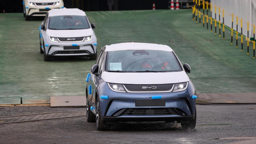 EU-Zölle: E-Autos verlassen im Februar in Bremerhaven ein Schiff des chinesischen Herstellers BYD.