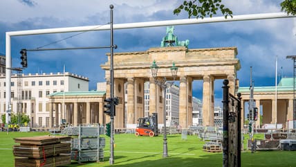 Symbol der Einheit: Vor dem Brandenburger Tor laufen die Vorbereitungen zur Fußball-EM vor. Auf der Fanmeile sollen beim Turnier zahlreiche Menschen zusammenfinden.