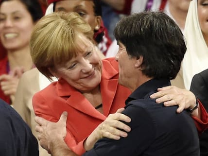 Putzige Analogien: Die damalige Bundeskanzlerin Angela Merkel gratuliert Bundestrainer Joachim Löw zum Sieg bei der Fußball-WM 2014.