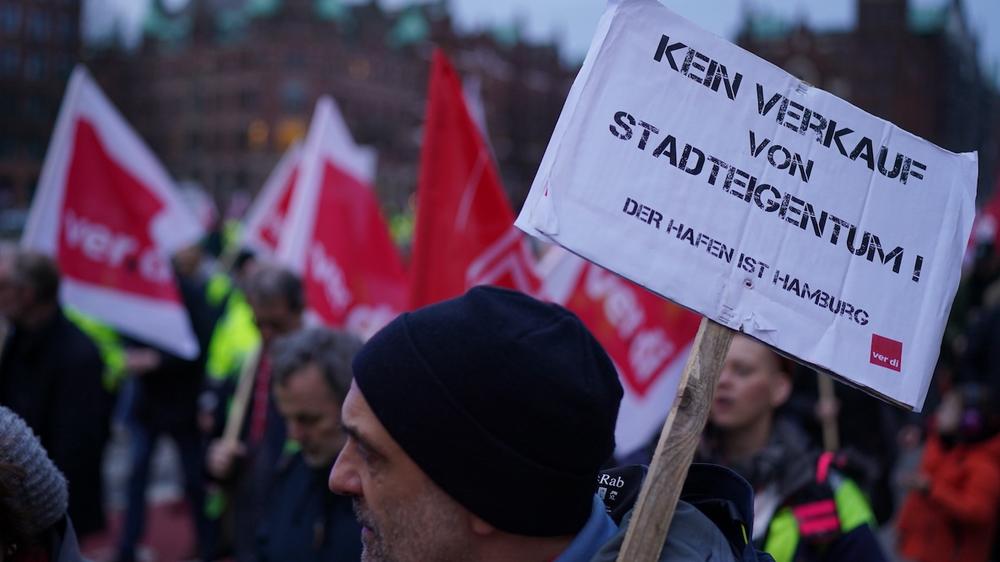 Hamburger Hafen: Schon bald nach dem Bekanntwerden des geplanten Einstiegs der Reederei MSC im Hafenunternehmen HHLA gab es Proteste. Unser Foto zeigt eine Demonstration aus dem Februar 2024.