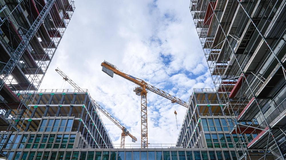 Wohnungsnot: Kräne stehe auf der Baustelle eines Neubauprojektes der Degewo am Halleschen Ufer in Berlin. Im Jahr 2023 wurden bundesweit 295.000 Wohnungen fertiggestellt, vorgenommen hatte sich die Bundesregierung 100.000 mehr.