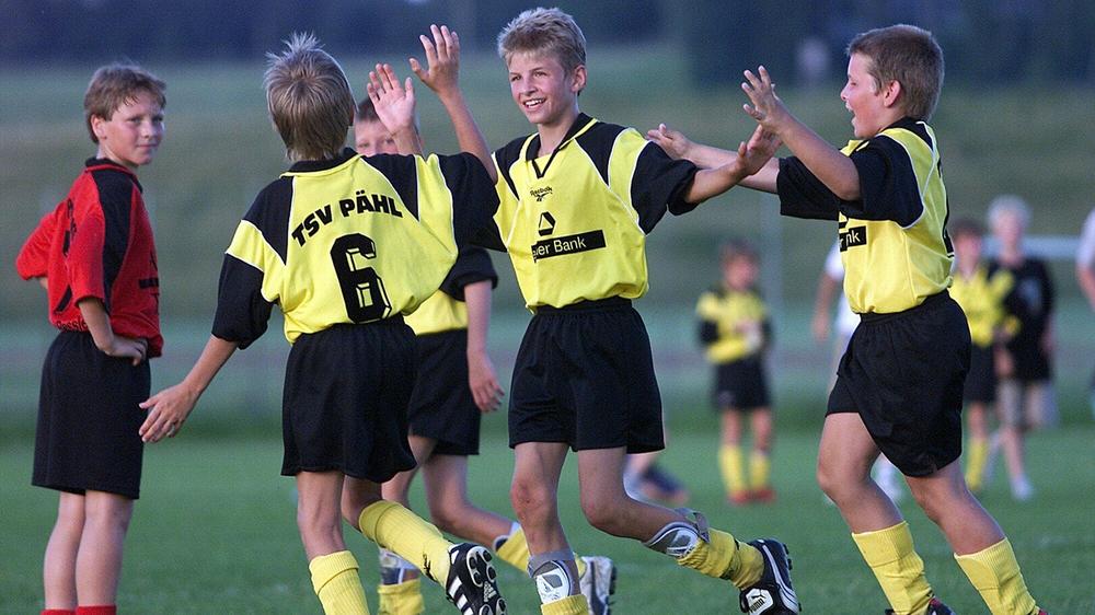 Sportwissenschaft: Wer kickt denn da? Thomas Müller (Mitte), bei seinem Heimatverein TSV Pähl im Jahr 2000.