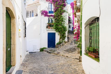 Alle Gassen führen hier zum Hafen – Cadaqués in Spanien ist einfach wunderschön. 