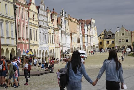 Der historische Marktplatz von Telč – hier sind alle der bunten Steinhäuser miteinander verbunden. 