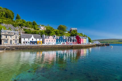 Blick auf die Stadt Tobermory in Großbritannien, Schottland.