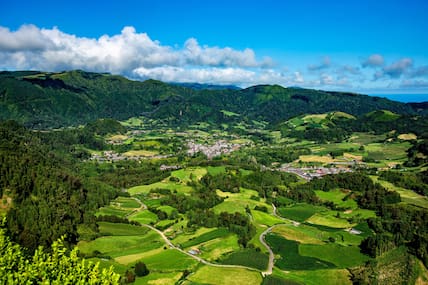 Ausblick von Miradouro Pico do Ferro ins Tal von Furnas.