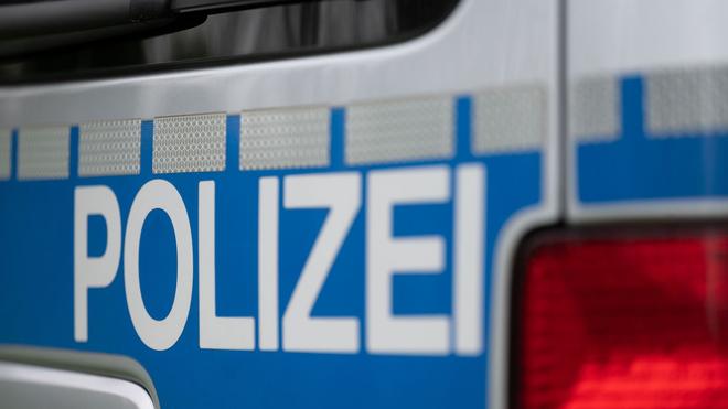 Heidelberg: Das Wort Polizei ist auf einem Fahrzeug der Polizei zu sehen.