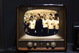 16.05.2018, Nordrhein-Westfalen, Dortmund: Ein alter Fernseher zeigt das Endspiels von Bern in der Ausstellung zur Weltmeisterschaft von 1954 im Deutschen Fußballmuseum. (zu dpa: "Das Wunder von Bern: «Urknall des deutschen Fußballs»") Foto: Ina Fassbender/dpa ++