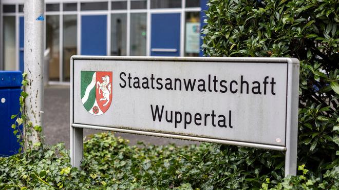 Kriminalität: Schild vor dem Gebäude der Wuppertaler Staatsanwaltschaft.