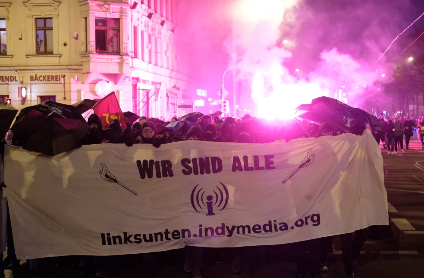 Auf dem Foto befindet sich eine Solidaritätsdemo für das linksextreme Portal Indymedia. Nun haben einige Antifas dort Daten von Gleichgesinnten veröffentlicht. (Symbolbild)