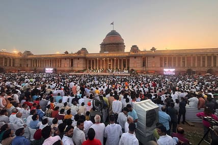 09.06.2024, Indien, Neu Delhi: Menschen beobachten die Vereidigung von Narendra Modi als indischer Premierminister im Rashtrapati Bhawan. 