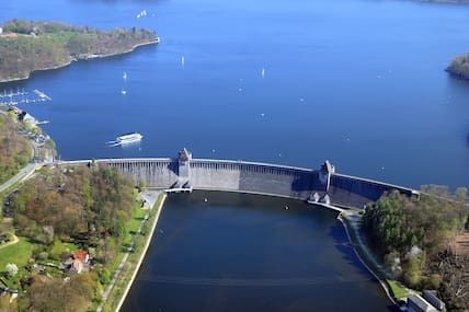 Gigantische Ausmaße: Die 650 Meter lange Staumauer am Möhnesee im Kreis Soest hält etwa 126 Millionen Kubikmeter Wasser zurück. 