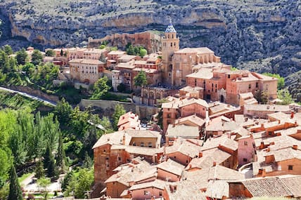 Platz 1: Trommelwirbel für Albarracín in den Bergen des östlichen Zentrums Spaniens. Das Städtchen liegt auf 1.171 Metern und verzaubert Besucher mit diesem Logenplatz und seiner mittelalterlichen Altstadt.