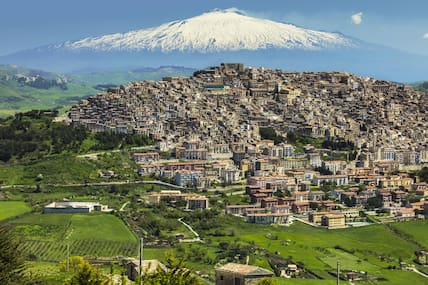 Die wunderschöne italienische Kleinstadt Gangi mit dem imposanten Ätna im Hintergrund. 