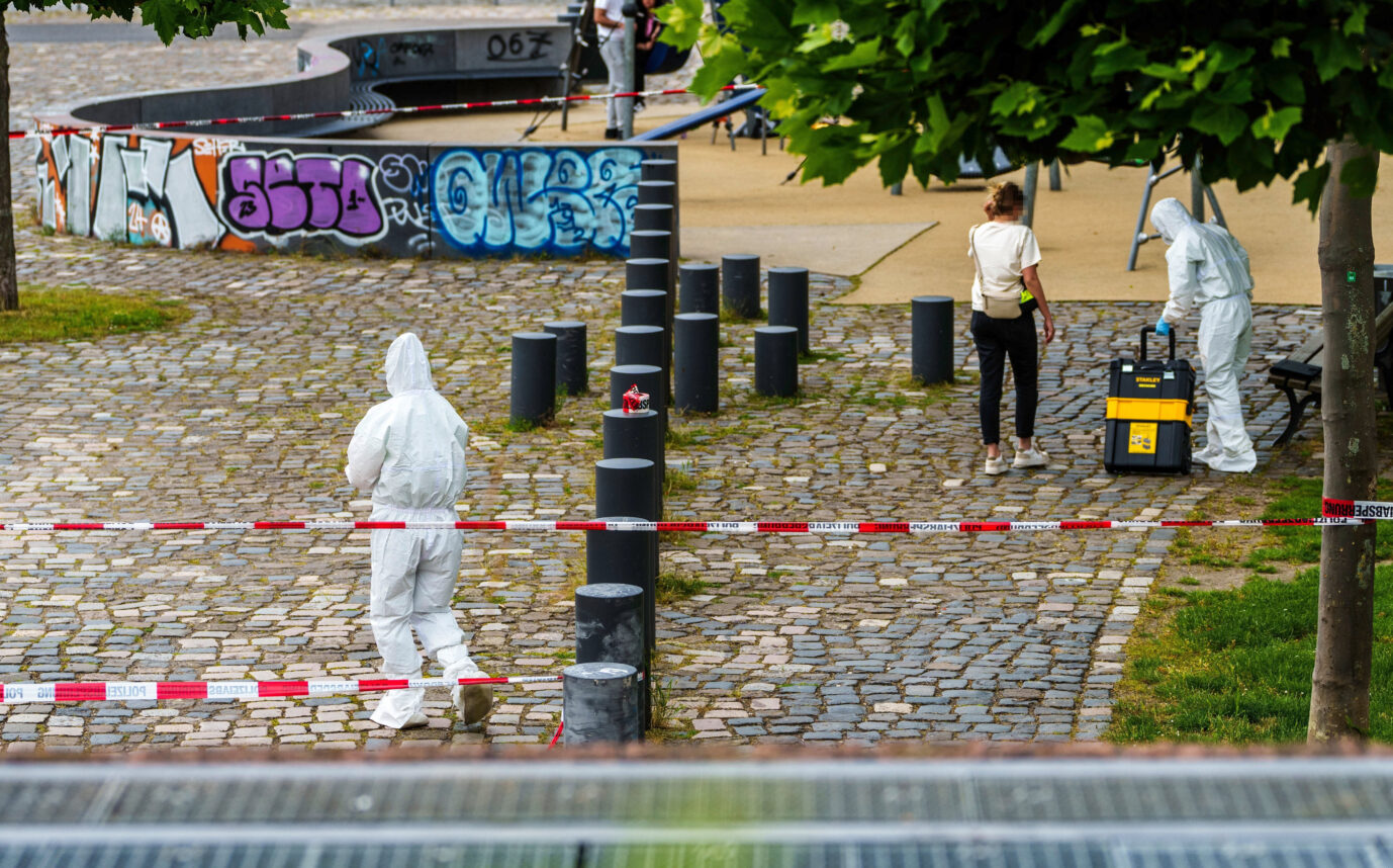 Spurensicherung bei der Arbeit: Nach der Messerattacke in Frankfurt muß vor dem geplanten Sommermärchen aufgeräumt werden.