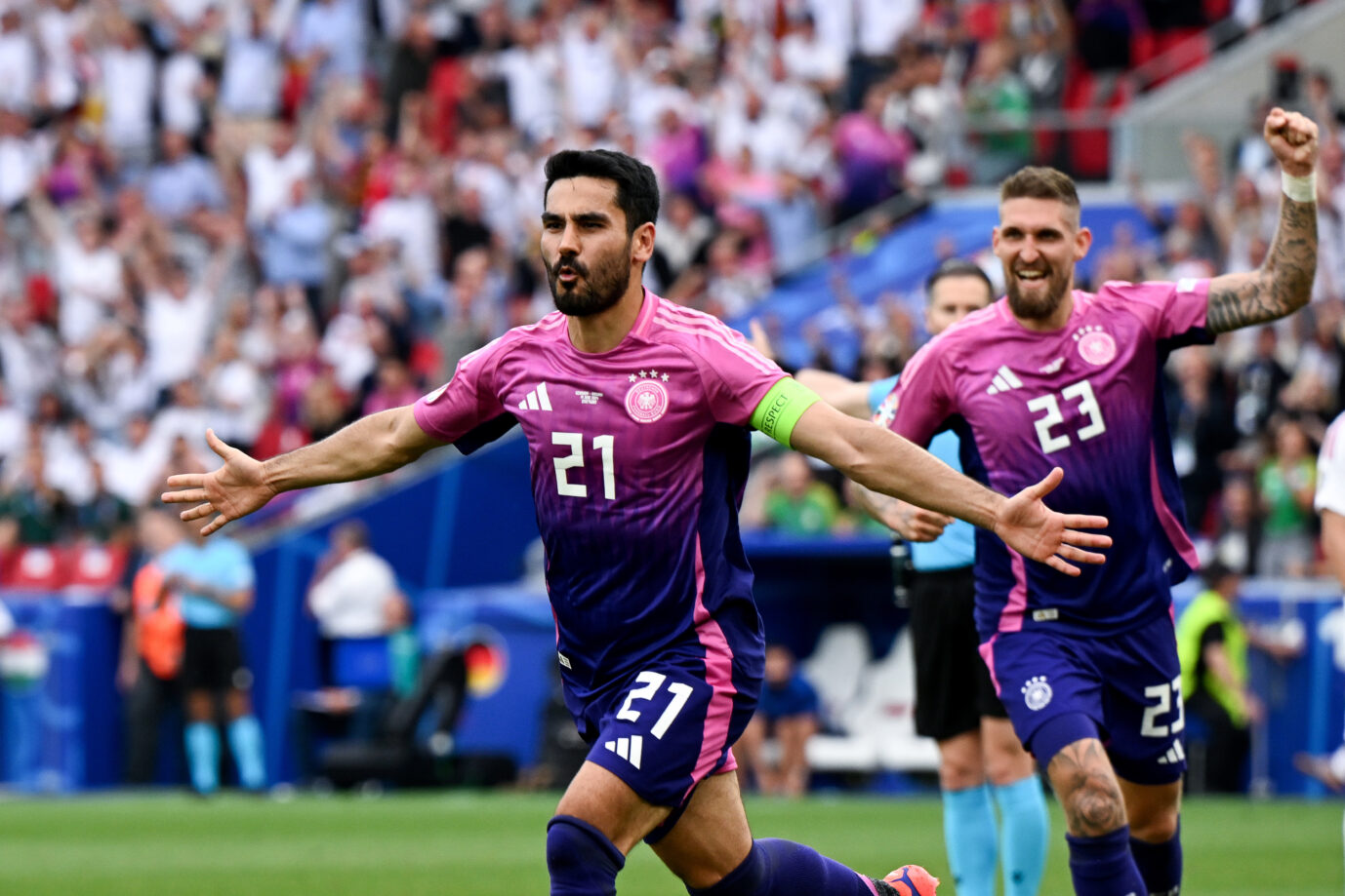 Im zweiten EM-Gruppenspiel gewinnt Deutschland mit 2:0 gegen Ungarn. Kapitän Ilkay Gündogan führt die Mannschaft mit einer starken Leistung zum Sieg, außerhalb des Feldes schießt Katrin Göring-Eckardt ein Eigentor.